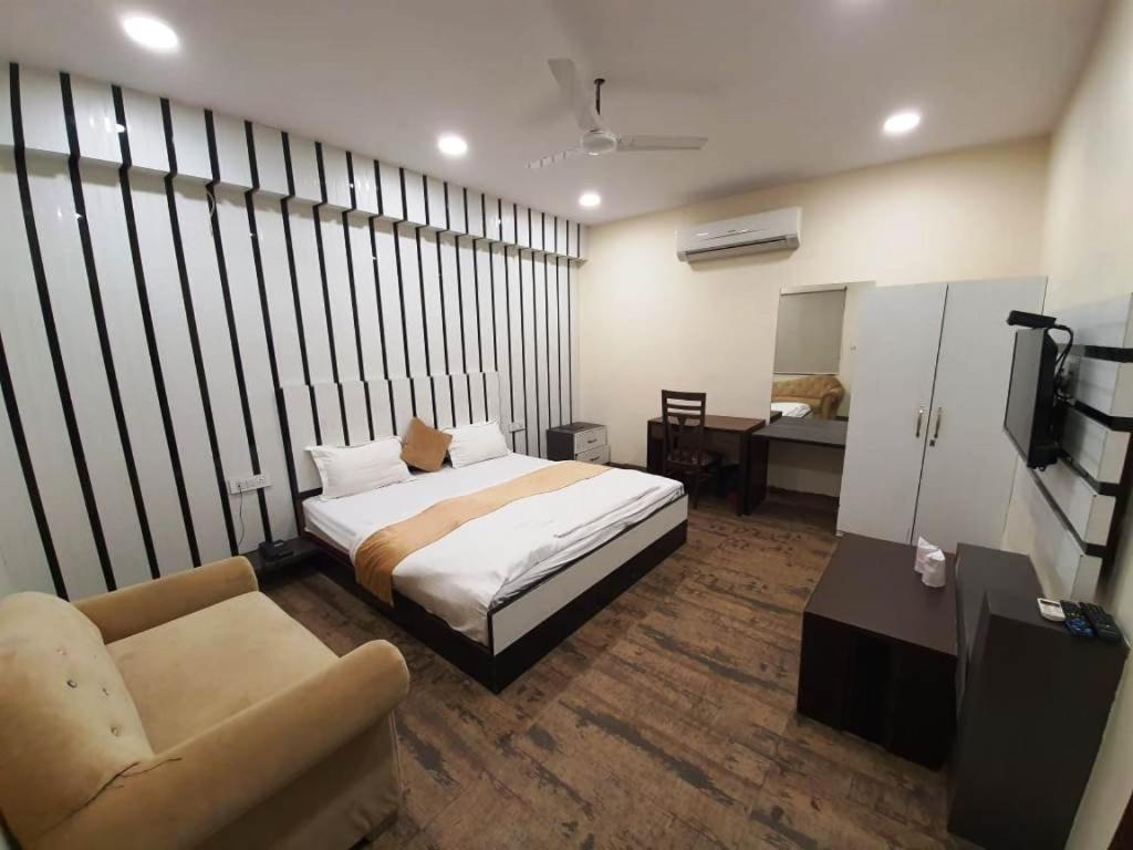 Hotel Mandakini Royale Kanpur Esterno foto