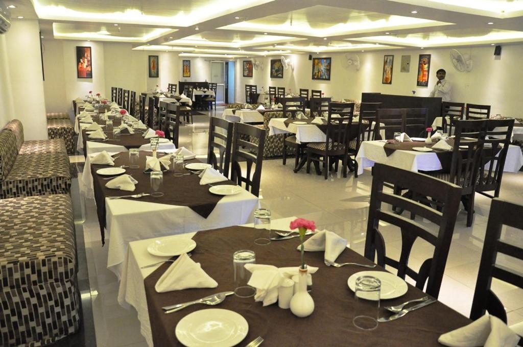 Hotel Mandakini Royale Kanpur Esterno foto