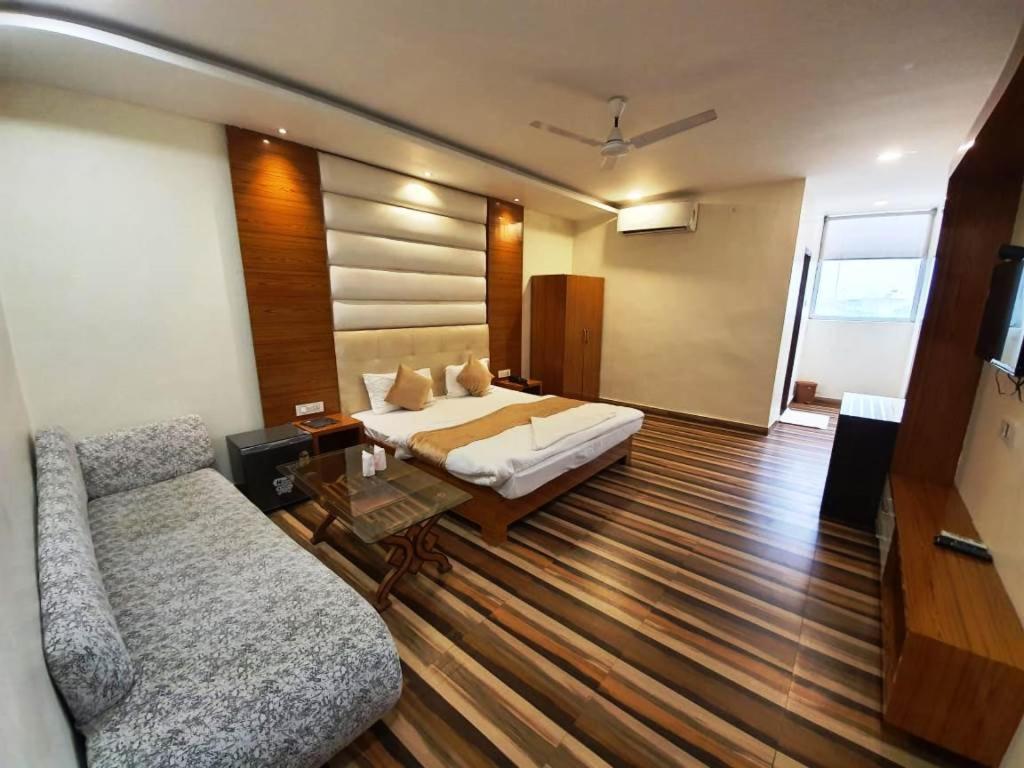 Hotel Mandakini Royale Kanpur Esterno foto